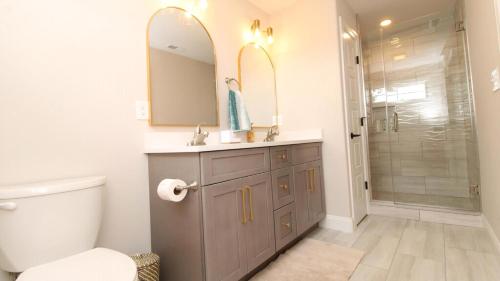 un baño con lavabo y ducha en Coastal Blu W Pool, en Cape May