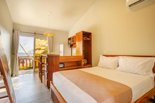 a bedroom with a bed and a window at Villa das Palmeiras Jeri in Jericoacoara