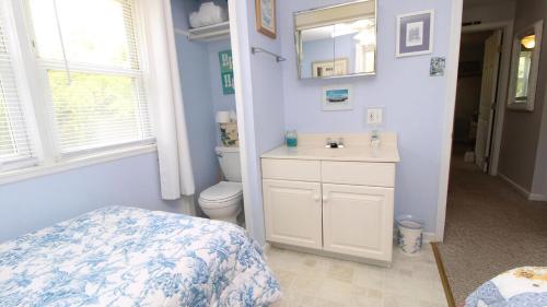 bagno con letto, lavandino e servizi igienici di Dottys Cottage a Cape May