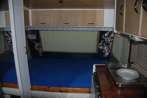 a small room with a bed and a sink at Weinberg Bikercamp in Höch