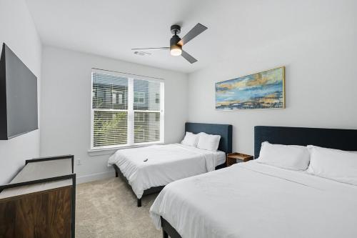 Postel nebo postele na pokoji v ubytování 336 Chic 2B2B Near Stockyards, Resort Style Pool & Gym, Golf Simulator, 7M to Dickies Stadium, 15M to AT&T stadium