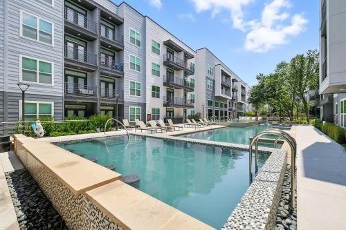 an image of a swimming pool at a apartment complex at 336 Chic 2B2B Near Stockyards, Resort Style Pool & Gym, Golf Simulator, 7M to Dickies Stadium, 15M to AT&T stadium in Fort Worth