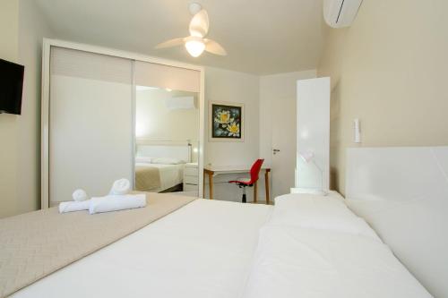 Una cama o camas en una habitación de Apto com piscina e churrasqueira VS6418