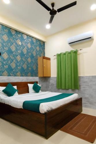 Postel nebo postele na pokoji v ubytování Hotel New Krishna Shiv Dham- Ideal For Families