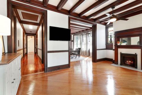 sala de estar con TV y chimenea en Spacious and Elegant Family Home in Mid-City, en Nueva Orleans