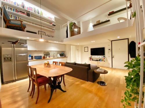 Design loft in the Navigli-Forum area with private parking