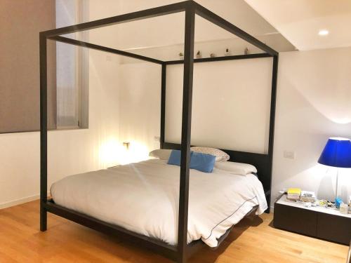 Design loft in the Navigli-Forum area with private parking