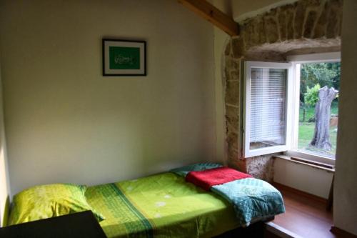 KršanにあるHouse Ivanaの窓のある部屋のベッド