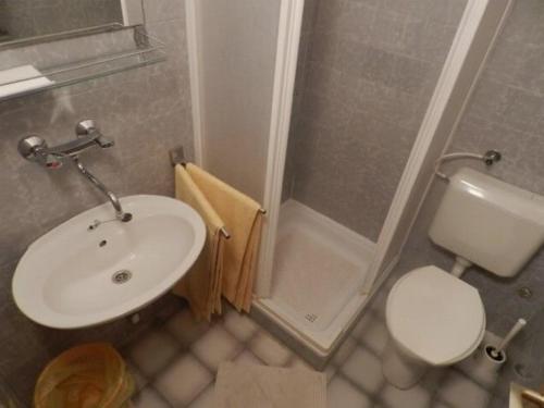 Ένα μπάνιο στο Apartments and Rooms Ana