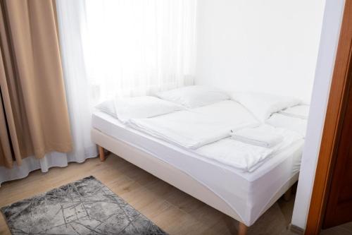 Ένα ή περισσότερα κρεβάτια σε δωμάτιο στο Hodváb Apartmánový Dom