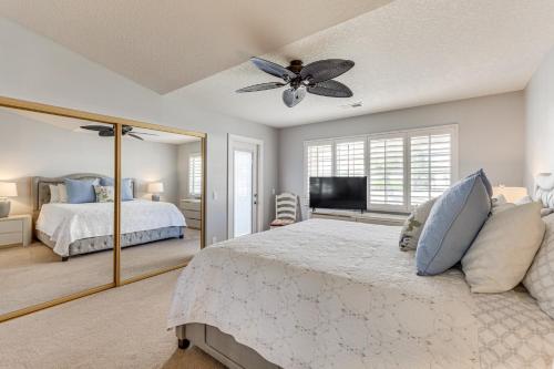 Ένα ή περισσότερα κρεβάτια σε δωμάτιο στο In Golf Course Community Palm Desert Escape!