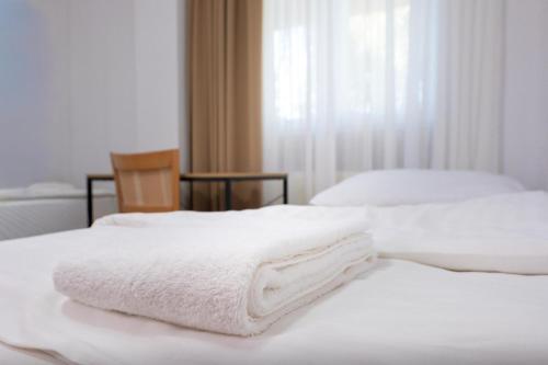 Ένα ή περισσότερα κρεβάτια σε δωμάτιο στο Hodváb Apartmánový Dom