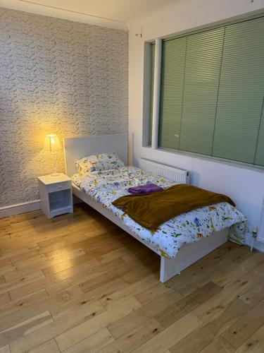 Un dormitorio pequeño con una cama y una ventana. en Bel Place, en Norwood