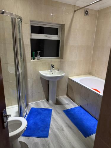 Un baño con lavabo, bañera e inodoro. en Bel Place, en Norwood