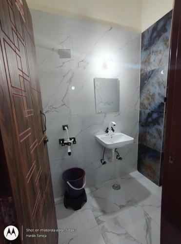 Un baño de Hotel Premium Rk madhav Residency - Near Prem mandir - Chaar Dham - Centrally Located- Bus And Car Parking Available