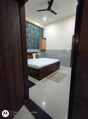 Cama o camas de una habitación en Hotel Premium Rk madhav Residency - Near Prem mandir - Chaar Dham - Centrally Located- Bus And Car Parking Available
