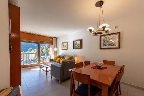 a dining room and living room with a table and a couch at Barthe Holidays I Apartamento céntrico en Escaldes 4PAX I Ideal parejas, Terraza y confort I Manhattan in Escaldes-Engordany