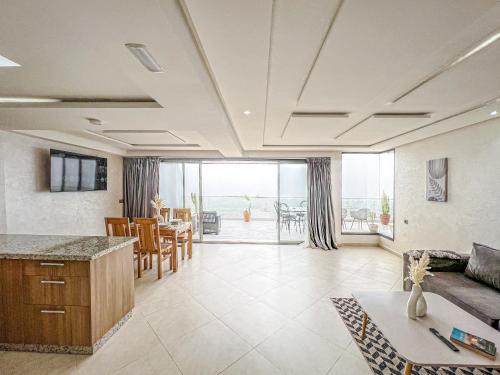un ampio soggiorno con divano e tavolo di O Miramar Appartement Premium Calme avec Terrasse ad Agadir