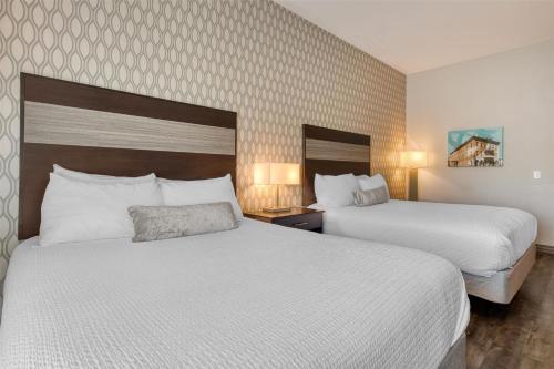 a hotel room with two beds and two lamps at Best Western Plus Saint Peter in Saint Peter