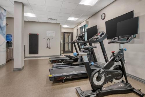 a gym with two treadmills and a treadmill at Best Western Plus Saint Peter in Saint Peter