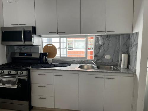 Cuisine ou kitchenette dans l'établissement Luxurious and cozy apartment