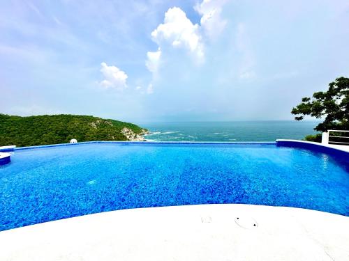 Πισίνα στο ή κοντά στο Bungalow frente a la playa estrene alberca nueva con increíble vista infinita al mar, 8 hermosas playas cercanas, terraza con cama de playa, espectacular vista al inmenso océano pacífico, 2 kayack disponibles, nómadas digitales Starlink WiFi 224 mbps