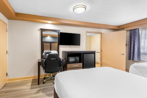 Econo Lodge Woodbridgeにあるテレビまたはエンターテインメントセンター