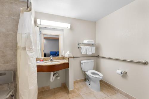 Econo Lodge Woodbridgeにあるバスルーム