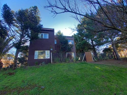 a house on a hill with a green yard at Casa Cerca del Mar, cinco personas in Ostende