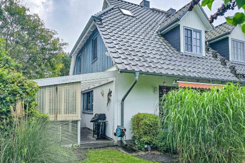 a white house with a gray roof at Ferienhaus "Kleine Auszeit" in Zingst in Zingst