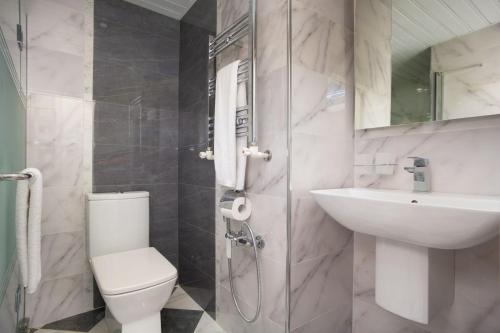 Ванная комната в Fresh & Stylish 2 BD, 2 Baths! Closest to Center!