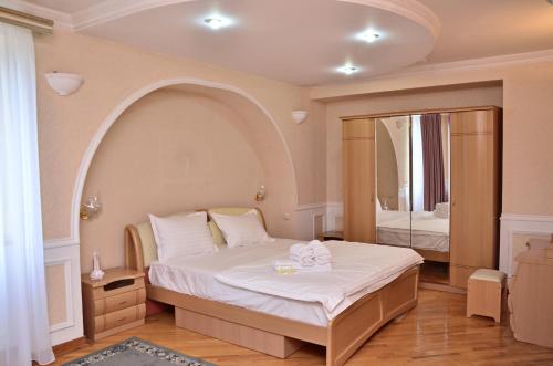 a bedroom with a large bed with an arched window at Karvan-N in Toshkent-Passajir Bekati