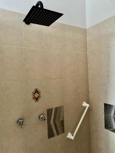 Ένα μπάνιο στο Bungalow frente a la playa estrene alberca nueva con increíble vista infinita al mar, 8 hermosas playas cercanas, terraza con cama de playa, espectacular vista al inmenso océano pacífico, 2 kayack disponibles, nómadas digitales Starlink WiFi 224 mbps