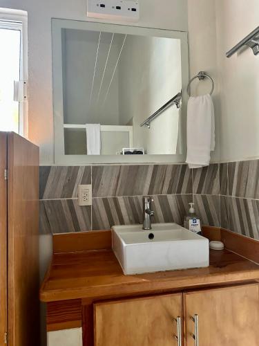Ένα μπάνιο στο Bungalow frente a la playa estrene alberca nueva con increíble vista infinita al mar, 8 hermosas playas cercanas, terraza con cama de playa, espectacular vista al inmenso océano pacífico, 2 kayack disponibles, nómadas digitales Starlink WiFi 224 mbps