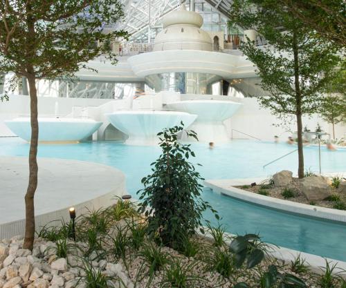 a view of a water park with trees and a building at Barthe Holidays I Apartamento moderno 5PAX en Arinsal I Ideal para familias, Parking, Pet friendly I Coma Pedrosa in Arinsal