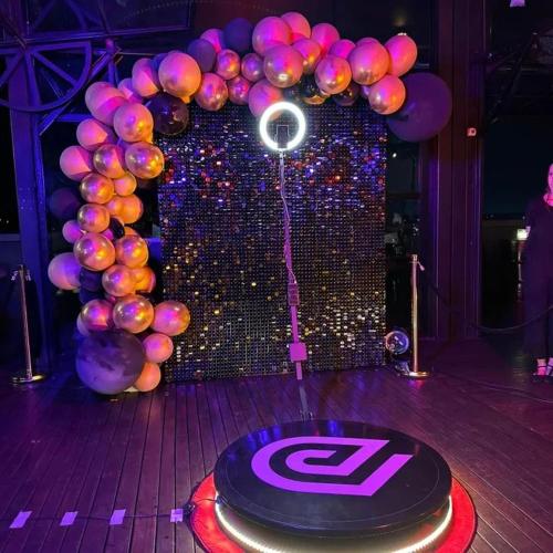 Un escenario con un gran arco de globos morados y morados. en The Vibe Venue, en Tierpoort