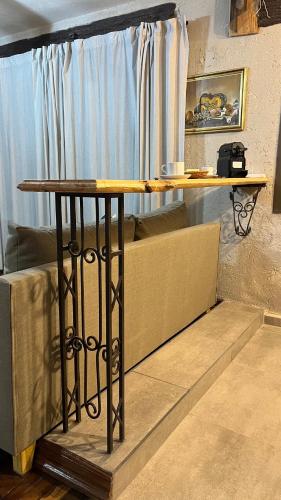 un tavolo in legno in una camera con divano di Terrazas Suite a Potrero de Garay