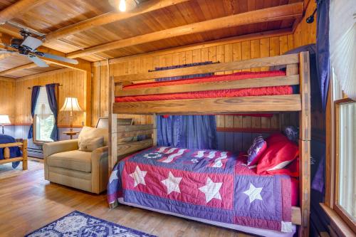 Ένα ή περισσότερα κρεβάτια σε δωμάτιο στο Hot Tub and Beach Access Lakefront Getaway in Lusby