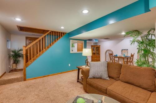 Χώρος καθιστικού στο Hot Tub and Beach Access Lakefront Getaway in Lusby
