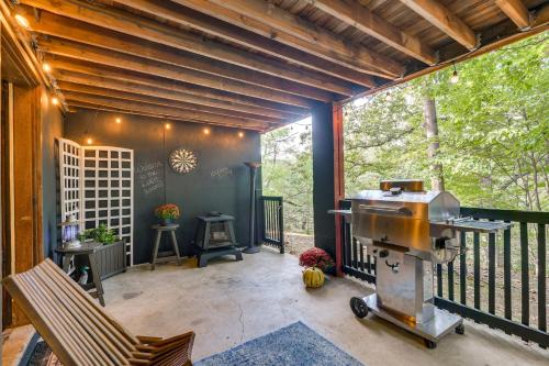 Μπαλκόνι ή βεράντα στο Hot Tub and Beach Access Lakefront Getaway in Lusby
