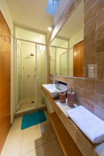 a bathroom with a shower and two sinks and a mirror at Departamentos Mi querido Coyoacán in Mexico City