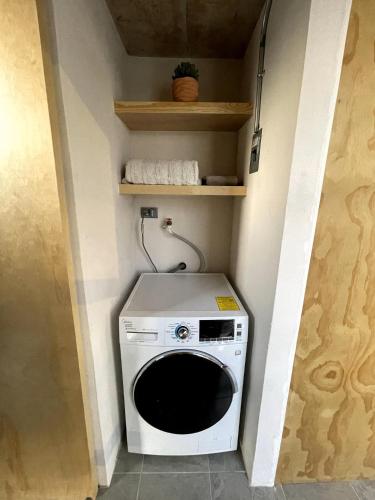 a washer and dryer in a small room at Living Universidad in El Gallinero