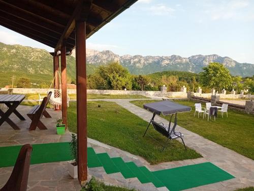Nespecifikovaný výhled na hory nebo výhled na hory při pohledu z hotelu