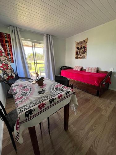 une chambre avec un lit et une table dedans dans l'établissement Da Fortuna 1, à Barra de Portezuelo