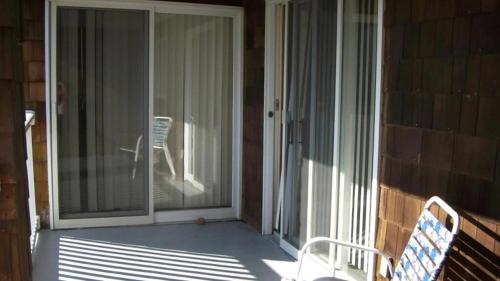ケープ・メイにある805 Pittsburgh Avenue #112の椅子付きポーチ、ガラスの引き戸