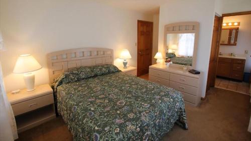 ケープ・メイにある805 Pittsburgh Avenue #112のベッドルーム1室(ベッド1台、ドレッサー2台、鏡付)