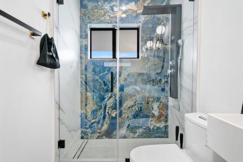 マイアミにあるMiami Escape Studio W Kitchen & Heated Poolのガラスドア付きのシャワー付きのバスルーム