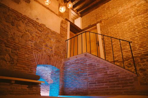 a brick building with a staircase and a brick wall at Hotel Spa Los Mercaderes in Talavera de la Reina