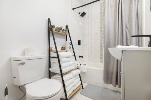 ジョンソンシティにある3BR house in neighborhood with ETSU, JCMC, VAのトイレと洗面台を備えた白いバスルーム