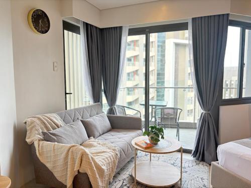 un soggiorno con un divano e una grande finestra di Luxury Seaview Studio in Tambuli with free coffee a Maribago